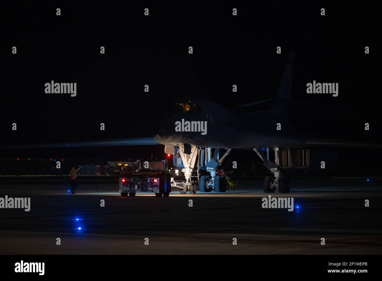 EIN US-AMERIKANISCHER Air Force B-1B Lancer wird nach der Landung auf dem Luftwaffenstützpunkt Andersen, Guam, in einen Parkplatz geschleppt, nachdem er Aero India 23 am 18. Februar 2023 unterstützt hat. Die USA sind stets bestrebt, gemeinsam mit unseren Verbündeten und Partnern zu trainieren, um Interoperabilität aufzubauen und unsere kollektive Fähigkeit zur Unterstützung eines freien und offenen Indo-Pacific zu stärken. Stockfoto