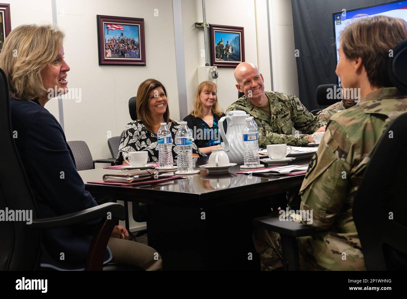 Frau Kristin French, stellvertretende Direktorin für Logistik (J3), Defense Logistics Agency, trifft sich mit Brigadegeneral Brigg. Generalleutnant Paula Lodi, kommandierender General, 18. MEDCOM (Deployment Support), spricht am 12. Januar 2023 im 18. Hauptsitz der MEDCOM (DS) in Fort Shafter Flats, Hawaii, über medizinische Herausforderungen im Indopazifik-Raum. French ist für das End-to-End-Supply Chain-Management der neun Supply Chain von DLA verantwortlich und stellt Richtlinien für das Logistik- und Materialprozessmanagement, Anleitung, Überwachung und Überwachung der Lieferkettenleistung bereit. Stockfoto