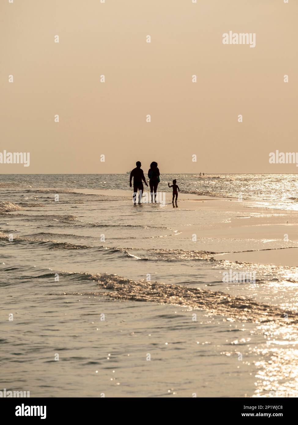 Ferieninsel auf den Malediven, mit Menschen am Strand bei Sonnenuntergang, Malediven, Indischer Ozean, Asien Stockfoto