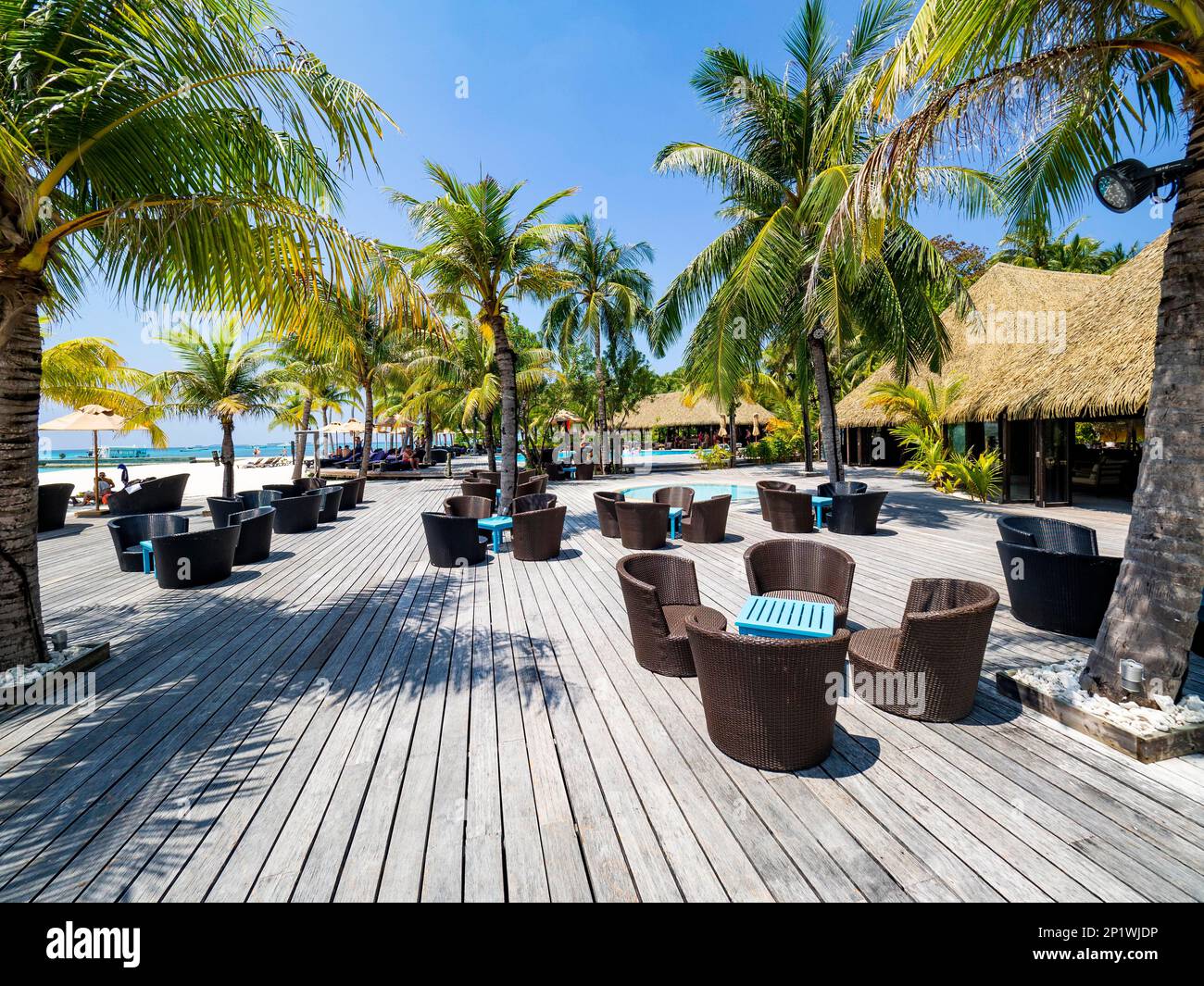 Ferieninsel auf den Malediven, mit Swimmingpool, Hütten und Sonnenliegen, Malediven, Indischer Ozean, Asien Stockfoto