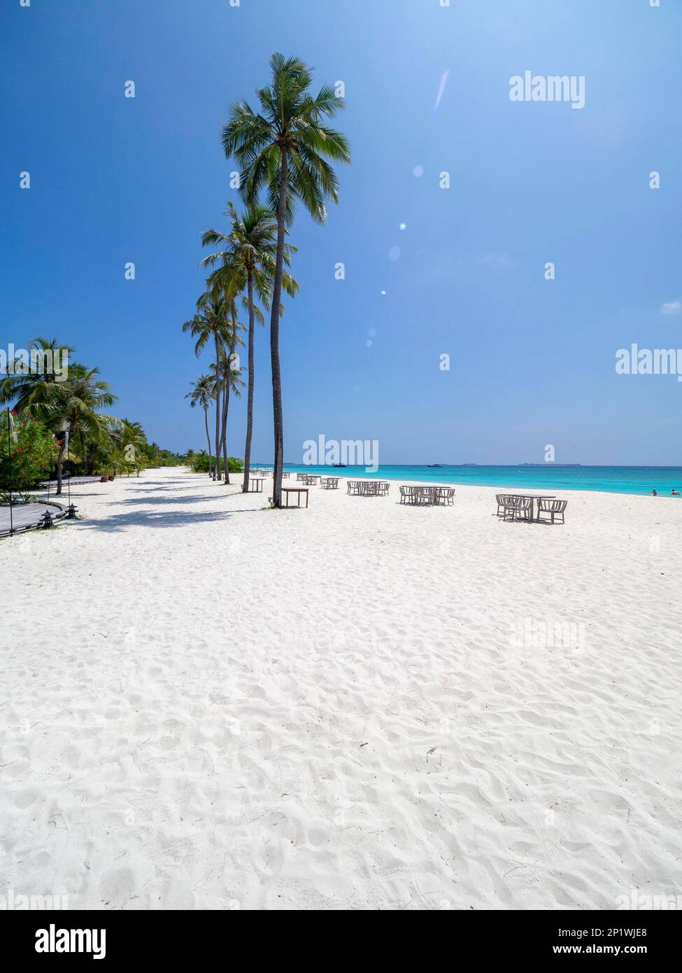 Ferieninsel auf den Malediven, mit Swimmingpool, Hütten und Sonnenliegen, Malediven, Indischer Ozean, Asien Stockfoto