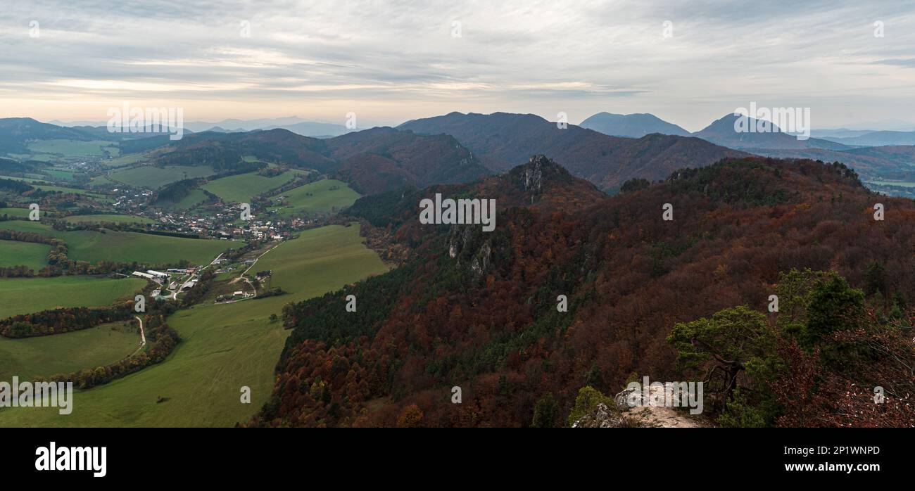 Dorf Sulov mit den kalkreichen Bergen Sulovske von Stefanikova vyhliadka in der Slowakei während des bewölkten Herbsttags Stockfoto