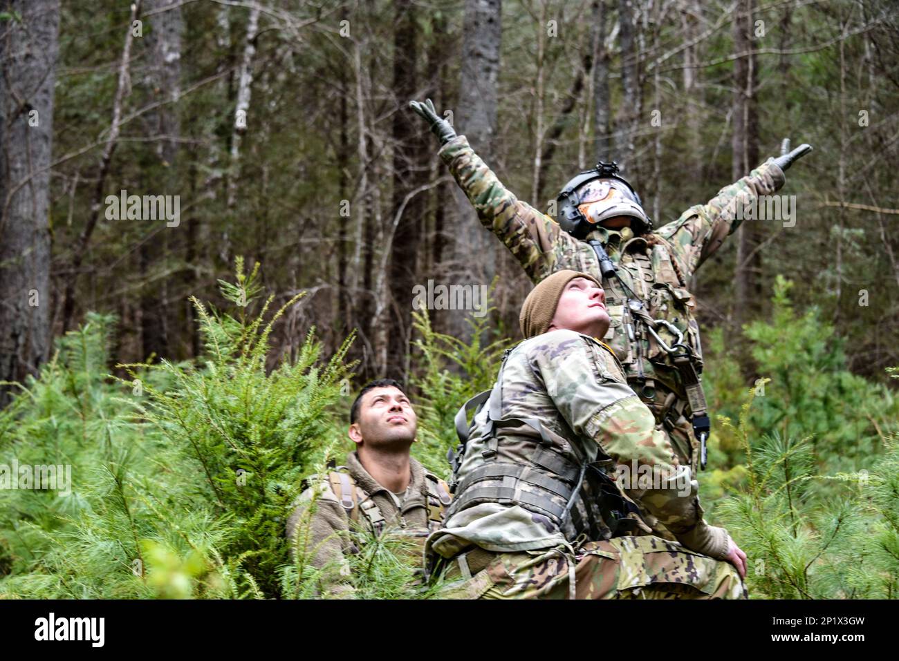 SGT Blake Scneeberger und SSG Zarek Locey vom 1-181. Field Artillery Battalion und SFC Cassandra Antes vom 1-230. Assault Helicopter Battalion der Tennessee Nationalgarde signalisieren Blackhawk während der SAREX 23 im Pickett State Park bei Jamestown, TN 7. Januar 2023, für medizinische Evakuierung. Die Multi-Agency-Gruppe arbeitete im Rahmen einer Ausbildungsübung mit anderen militärischen und zivilen Organisationen an der Ortung, Ortung und Evakuierung vermisster Personen, um Partnerschaften in einem gemeinsamen Umfeld zu stärken. Stockfoto