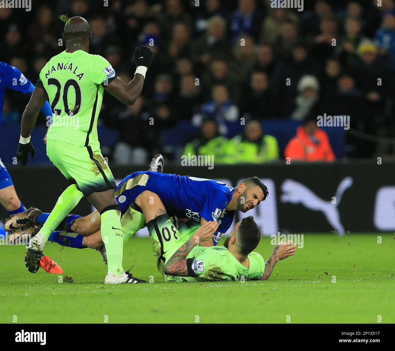 Dec. 29, 2015 - Leicester, United Kingdom - Leicester's Riyad Mahrez gets caught by Manchester City's Nicolas Otamendi but no foul is given..Barclays Premier League- Leicester City vs Manchester City - King Power Stadium - England - 29th December 2015 - Picture - David Klein/Sportimage. (Cal Sport Media via AP Images) Stockfoto