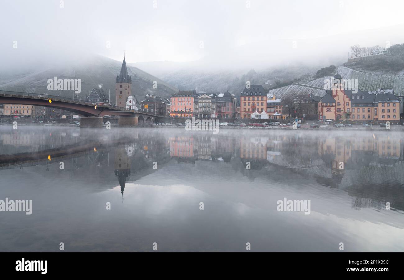 BERNKASTEL, DEUTSCHLAND - 18. DEZEMBER 2022: Panoramabild von Bernkastel an einem kalten und nebligen Wintertag am 18. Dezember 2022 in Rheinland-Pfalz, Deutschland Stockfoto
