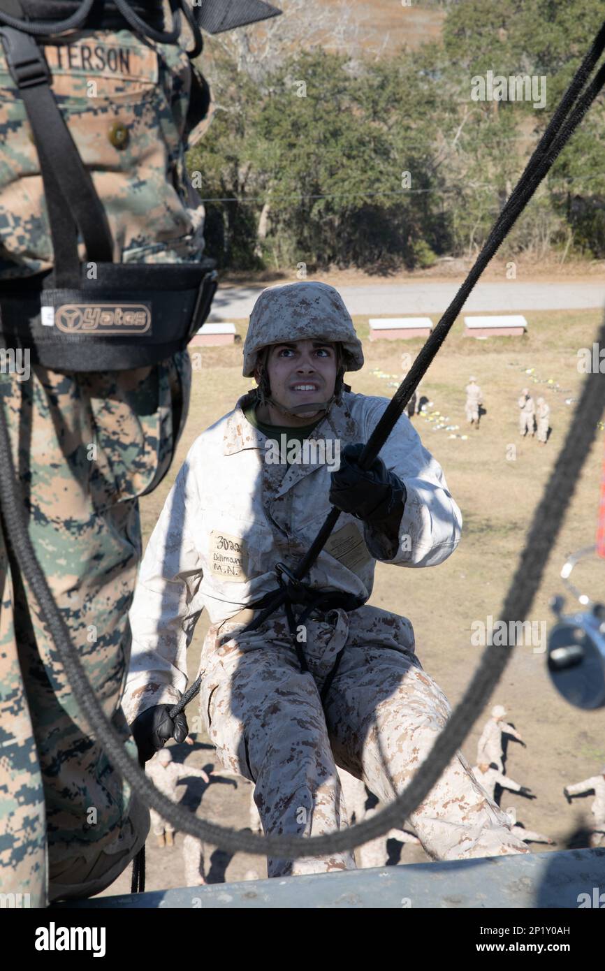 Rekruten bei Lima Company, 3. Recruit Training Battalion, Tackle the Abseilturm in Marine Corps Recruit Depot Parris Island, S.C., 9. Januar 2023. Der 47 m hohe Abseilturm hilft den Rekruten, ihre Höhenangst zu überwinden und ihrer Ausrüstung zu vertrauen. Stockfoto