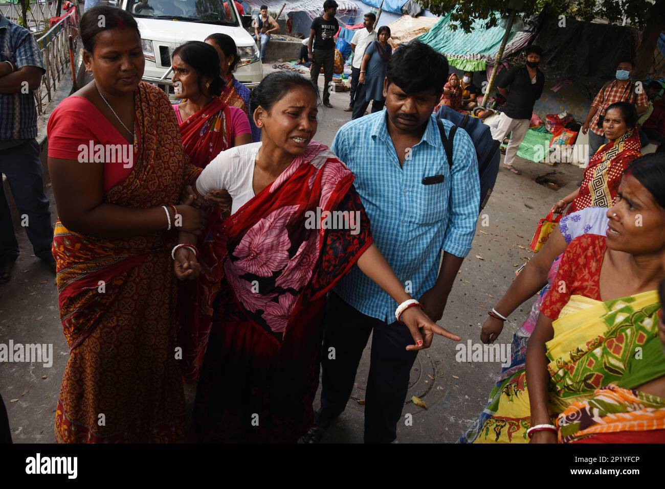 Kalkutta, Westbengalen, Indien. 3. März 2023. Eine Mutter weint nach dem Tod ihres Kindes, das an einer akuten Atemwegsinfektion (ARI) am BC Roy Post Graduate Institute of Pediatric Sciences in Kalkutta erlag. (Kreditbild: © Dipa Chakraborty/Pacific Press via ZUMA Press Wire) NUR REDAKTIONELLE VERWENDUNG! Nicht für den kommerziellen GEBRAUCH! Stockfoto