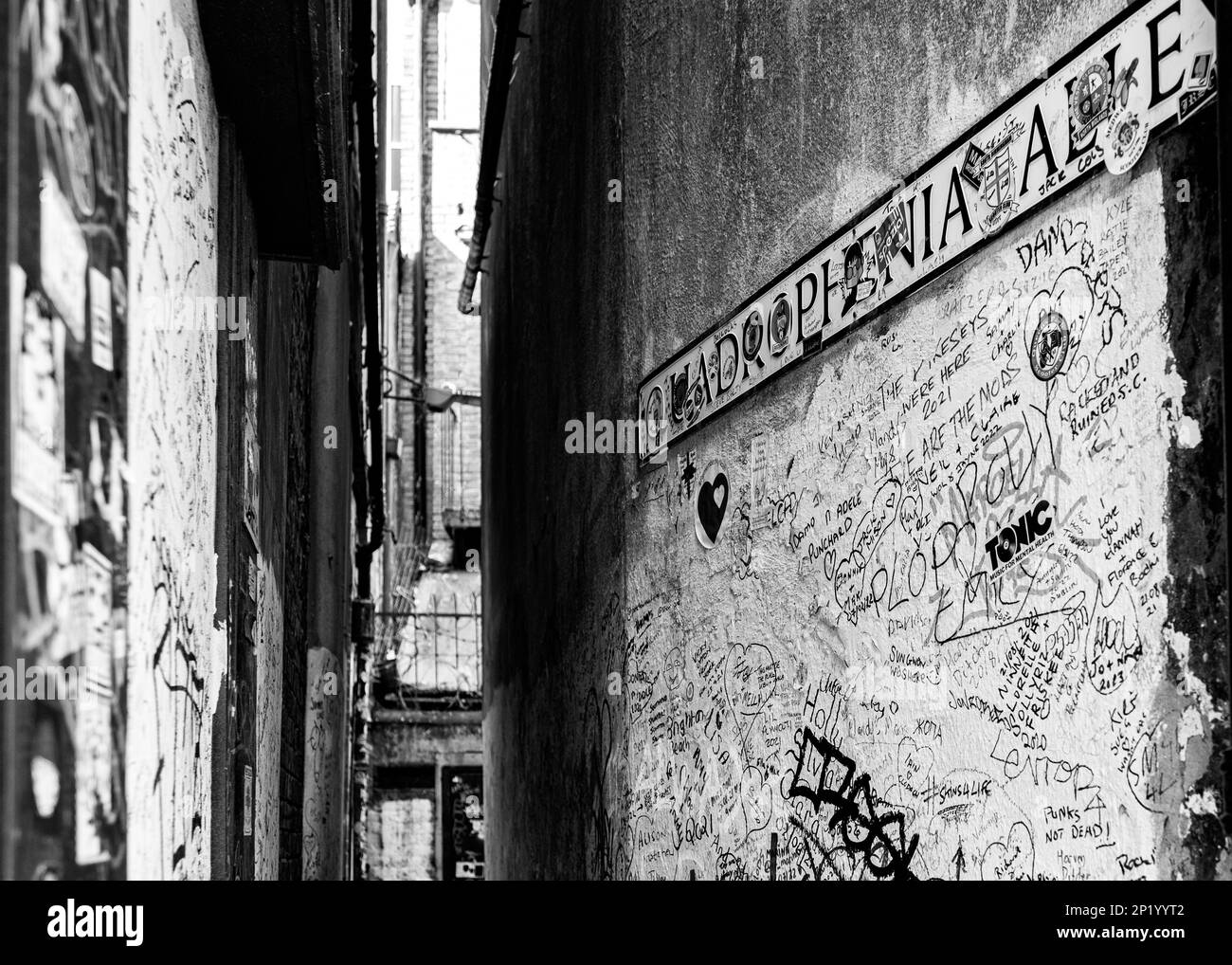 Quadrophenia Alley in Brighton, schmuddelig, aber legendär in Schwarz und Weiß Stockfoto