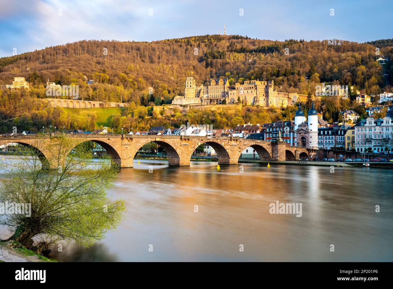 Die Altstadt von Heidelberg mit dem Schloss, der Alten Brücke, dem Fluss Neckar und dem Brückentor. Das Bild stammt aus der Öffentlichkeit. Goldene Stunde, Long Exposu Stockfoto
