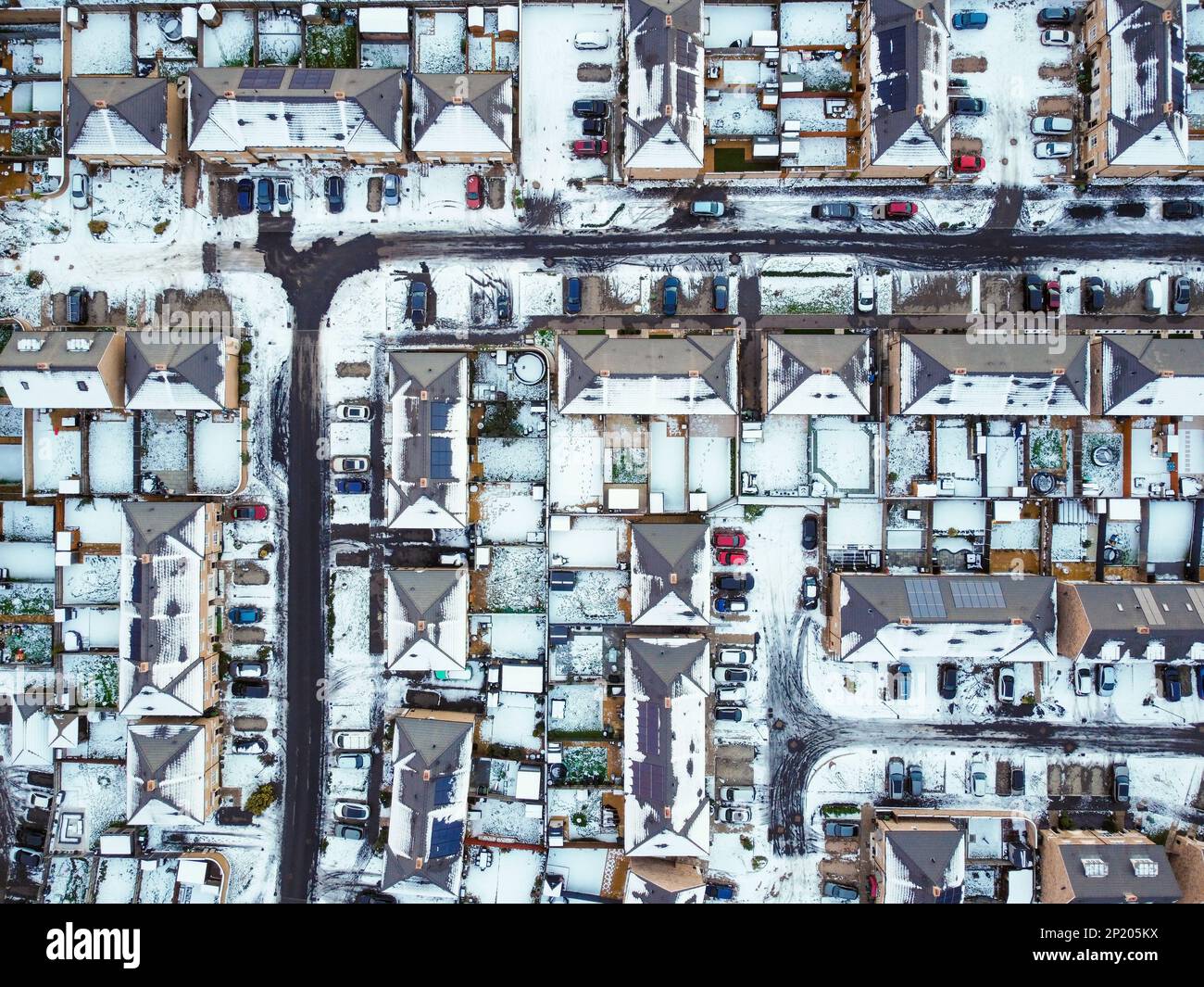 Luftdrohne. Ebbsfleet Garden City in Kent, im Dezember 2022 von Schnee bedeckt. Neubauten und gefrorener See entlang der Autobahn A2. Stockfoto