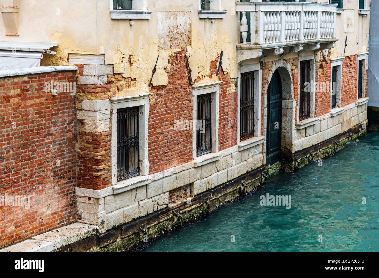 Details eines Gebäudes in Venedig. Zwischen venezianischen gotischen, byzantinischen und arabischen Einflüssen. Stockfoto