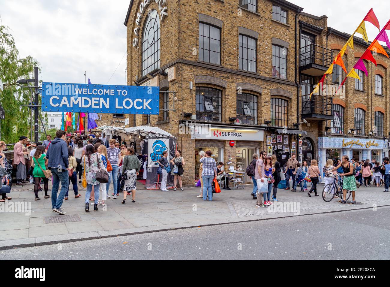 LONDON, GROSSBRITANNIEN - 17. MAI 2014: Dies ist der Eingang zum berühmten Camden Lock Market, der sich in den ehemaligen Ställen für öffentliche Verkehrsmittel befindet. Stockfoto