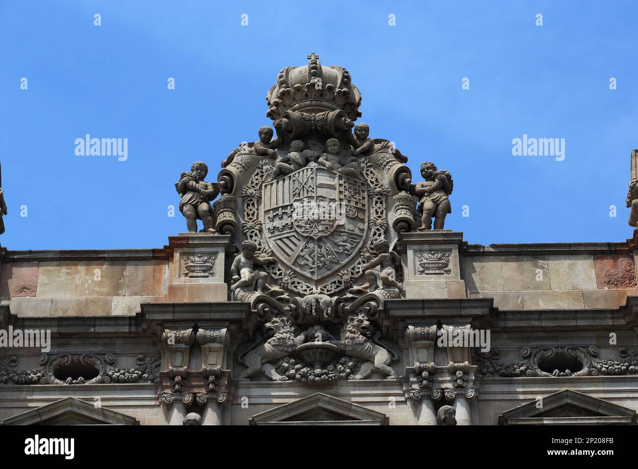 BARCELONA, SPANIEN - 17. MAI 2017: Dies ist ein architektonisches Fragment an der Fassade eines der Häuser mit einem skulpturellen und Bas-Relief-Bild des CO Stockfoto