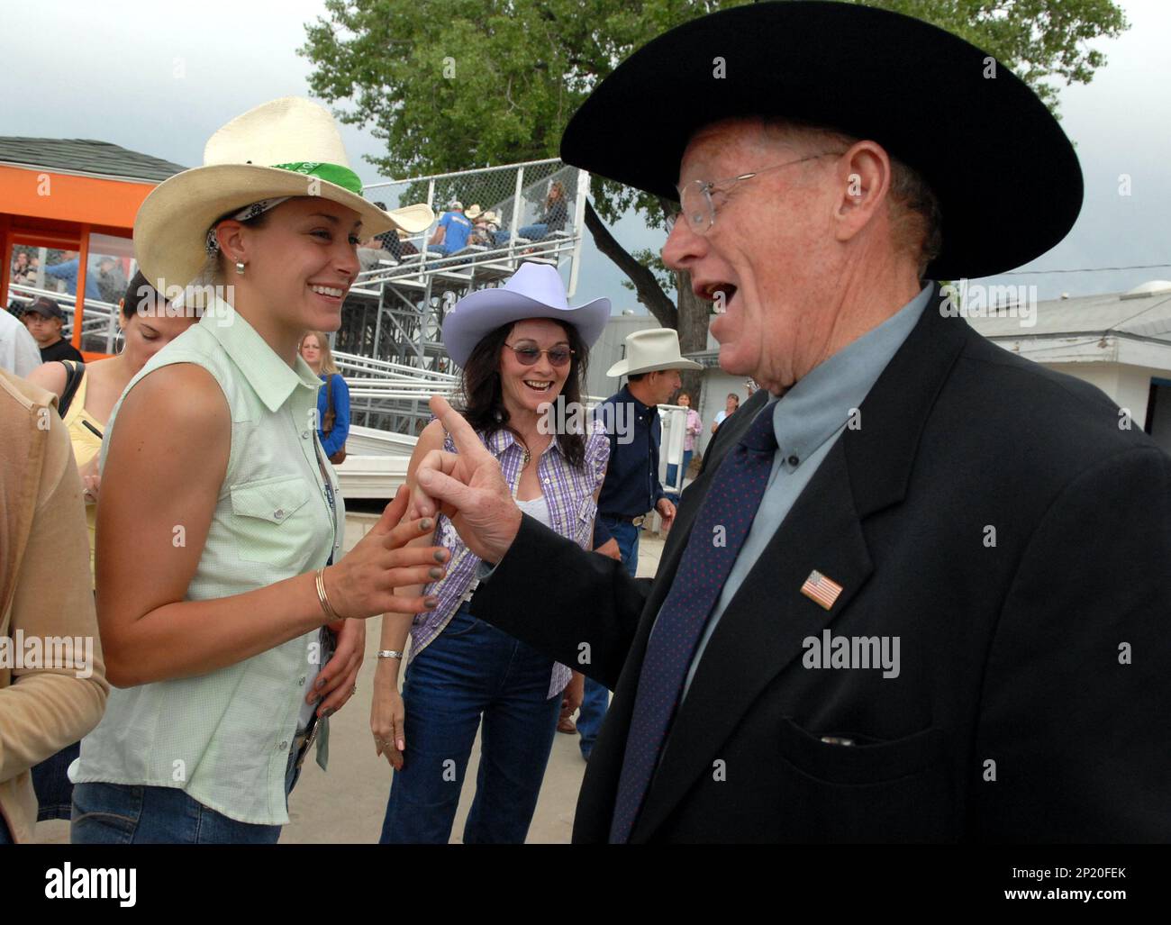 Sen. Conrad Burns, R-Mont., talks with Dess Olson, 21, of Gillette, Wyoming, at the Bucking Horse Sale in Miles City, Montana. (CQ Roll Call via AP Images) Stockfoto