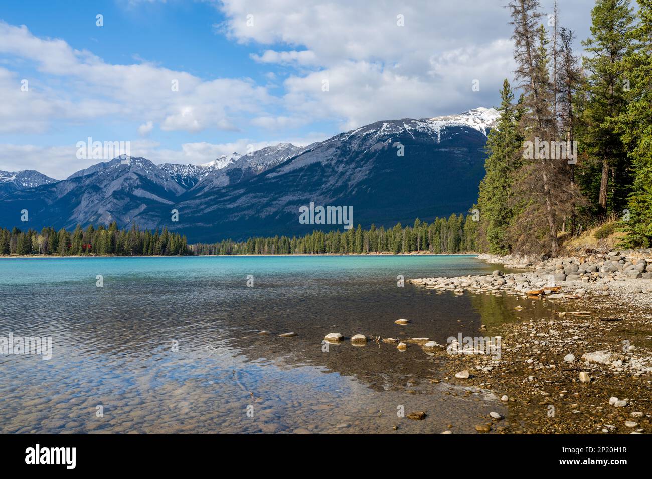 Lake Annette Lake Ufer Strand, Jasper National Park atemberaubende Naturlandschaft im Sommer. Kanadische Rockies, Alberta, Kanada. Stockfoto