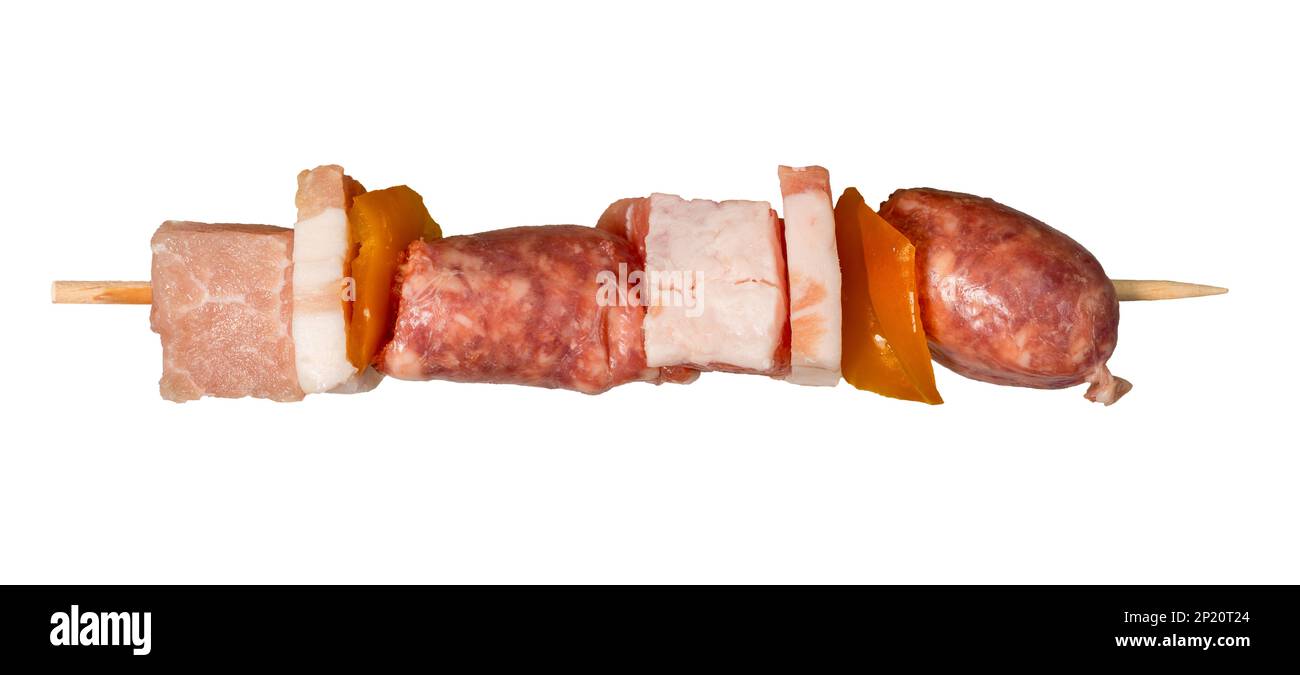 Spieße aus rohem Fleisch und Paprika, isolierter, weißer Hintergrund Stockfoto