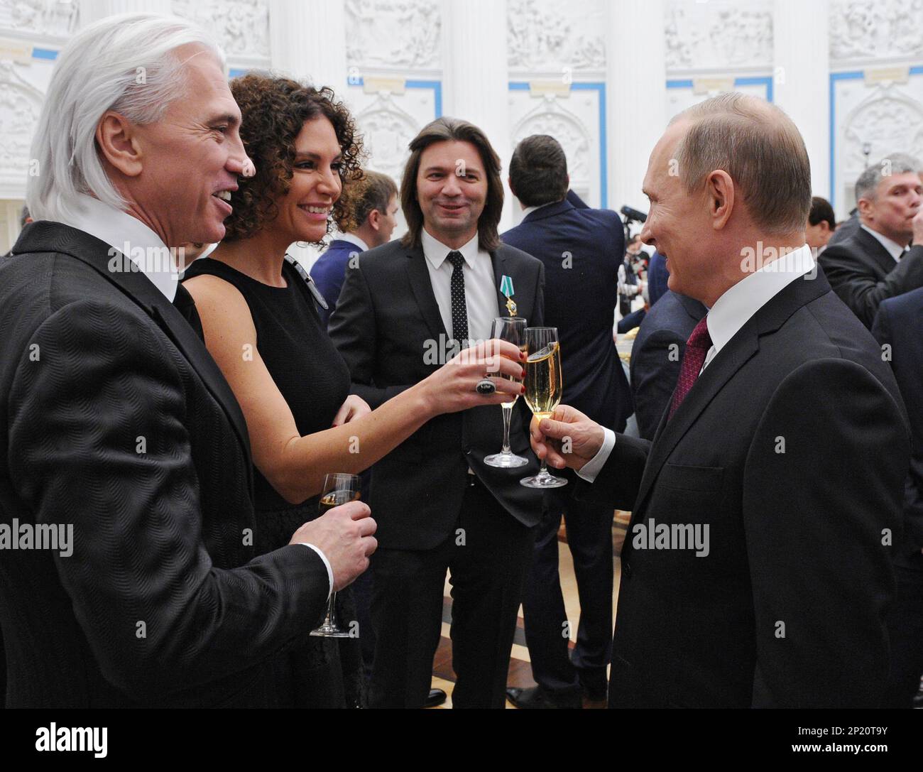Russian President Vladimir Putin, right, toasts world renowned Russian baritone opera singer Dmitry Khvorostovsky, left, and his wife Florence after an award ceremony in the Kremlin in Moscow, Russia, Thursday, Dec. 10, 2015. In center is Russian pop singer and composer Dmitry Malikov. (Mikhail Klimentyev/Sputnik, Kremlin Pool Photo via AP) Stockfoto