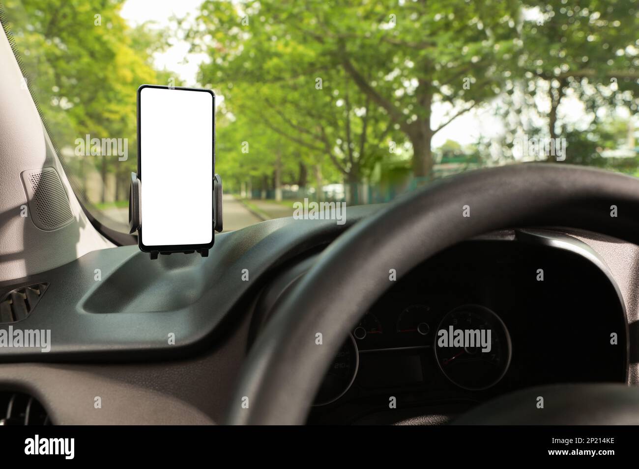 Fahrzeughalter mit modernem Mobiltelefon auf der Windschutzscheibe eines Autos. Modell für Konstruktion Stockfoto