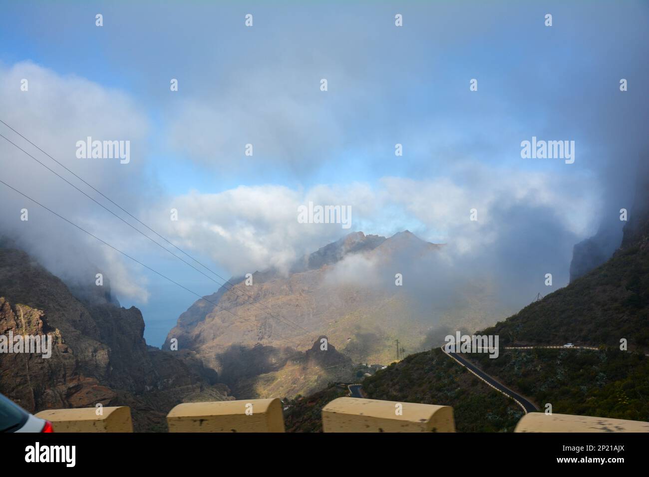 Straßensperren auf einem Serpentback hoch oben im Teno-Gebirge der Kanarischen Insel Teneriffa, Spanien Stockfoto