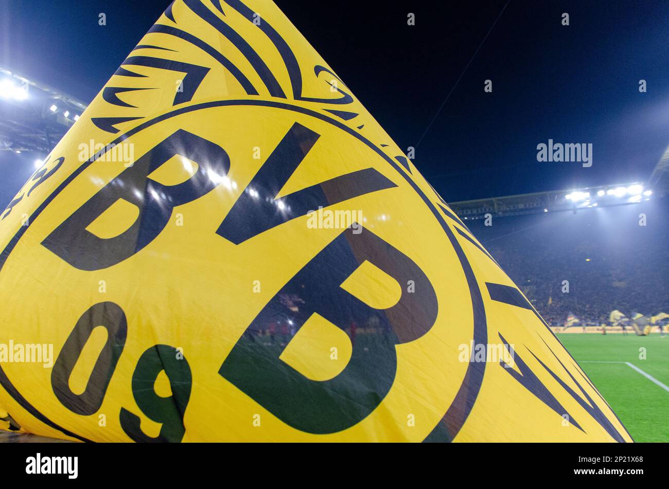 Dortmund, Nordrhein-Westfalen, Deutschland. 3. März 2023. Ein Borussia Dortmund-Fan schwenkt am 3. März 2023 im Signal Iduna Park in Dortmund vor dem Borussia Dortmund-RasenBallsport Leipzig eine Flagge. (Kreditbild: © Kai Dambach/ZUMA Press Wire) NUR REDAKTIONELLE VERWENDUNG! Nicht für den kommerziellen GEBRAUCH! Stockfoto