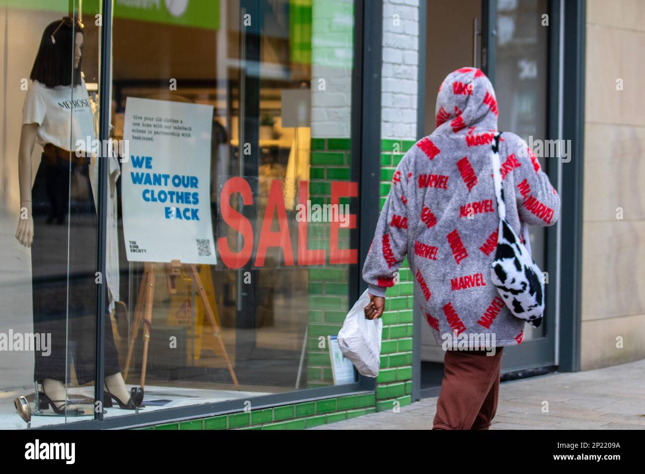 „Wir wollen unsere Kleider zurück“ Wiederverwertung, unerwünschte Kleidung ein neues Zuhause durch Weiterverkauf. Umwidmung alter Bekleidung Schild in River Island Fashion Store Sale in Fishergate, Preston Stockfoto
