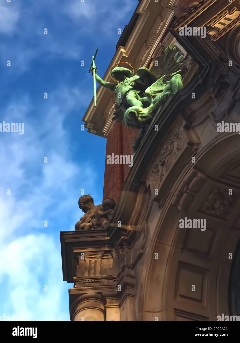 Skulptur von Erzengel Michael, der Satan in St. bekämpft Michaels-Kirche in Hamburg in Deutschland Stockfoto