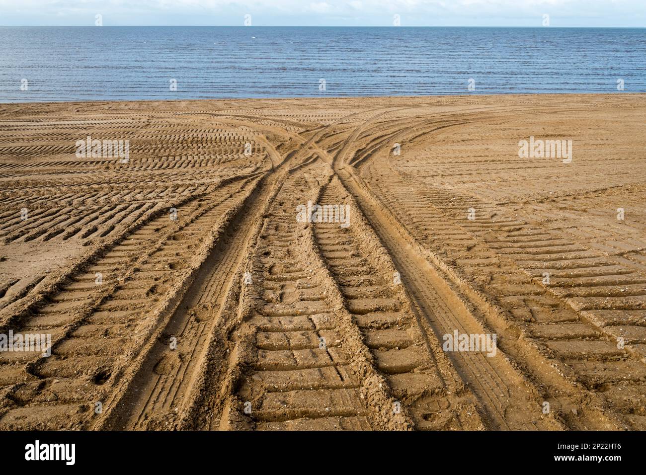 Reifenspuren aus der Küstensanierung am Ufer der Waschanlage in Snettisham Beach, Norfolk. Stockfoto
