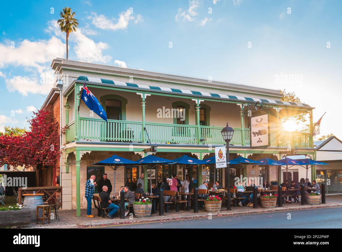 Hahndorf, Adelaide Hills, Südaustralien - 24. April 2021: Das deutsche Restaurant des Hahndorf Inn, in dem von der Hauptstraße aus Leute draußen sitzen Stockfoto