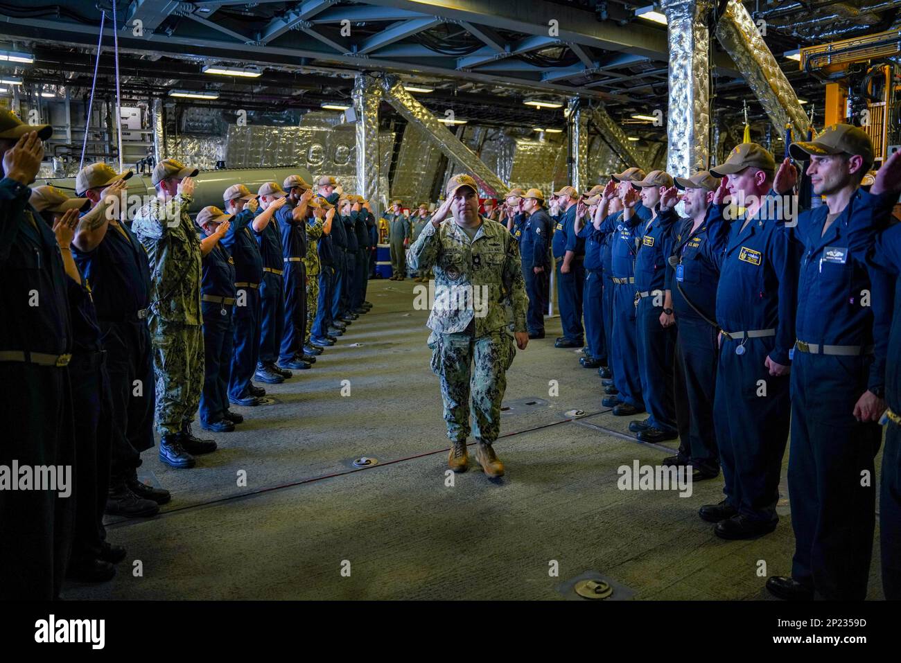 SINGAPUR (3. Februar 2023) Cmdr. Andrew Laidler, ehemaliger Executive Officer des Küstenschiffes USS Oakland (LCS 24) der Unabhängigkeitsklasse aus Hannover, Massachusetts, geht über die Missionsbucht, während die Besatzung von Oakland ihn während des Umsatzes des Executive Officers an Bord der Changi Naval Base, Singapur, am 3. Februar 2023 vom Schiff salutiert. Oakland, Teil der Destroyer-Staffel 7, ist im Rotationseinsatz im US-Flottengebiet 7., um die Interoperabilität mit Alliierten und Partnern zu verbessern und als einsatzbereite Truppe zur Unterstützung eines freien und offenen Indo-Pacific zu dienen Stockfoto