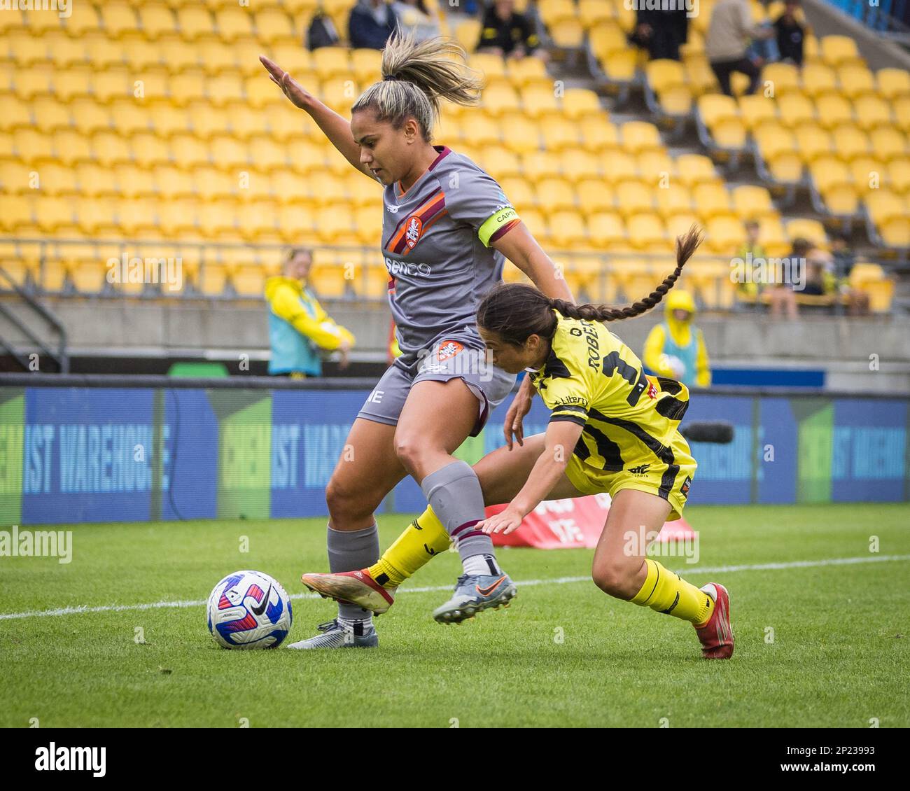 Wellington, Neuseeland. 4. März 2023. Michaela Robertson (14 Wellington Phoenix) und Ayesha Norrie (7 Brisbane Roar) spielen um den Ball. Wellington Phoenix gegen Brisbane Roar im Sky Sport Stadium in Wellington, Neuseeland. Frauen der A League. Das Spiel endet zwischen 1 und 1. (Joe Serci - SPP) Kredit: SPP Sport Press Photo. Alamy Live News Stockfoto