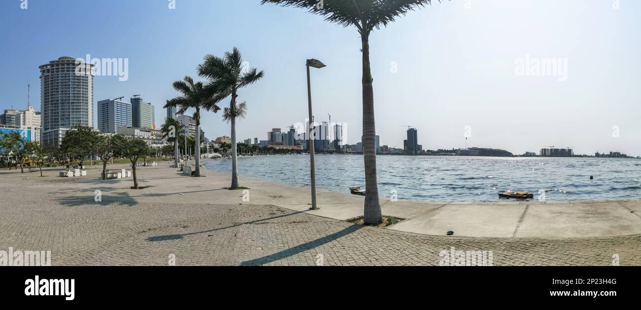 Luanda Angola - 09 17 2022: Panoramablick auf die Luanda Bucht und Luanda marginal, Fußgängerweg mit tropischen Palmen, Downtown Lifestyle, Taxi Stockfoto