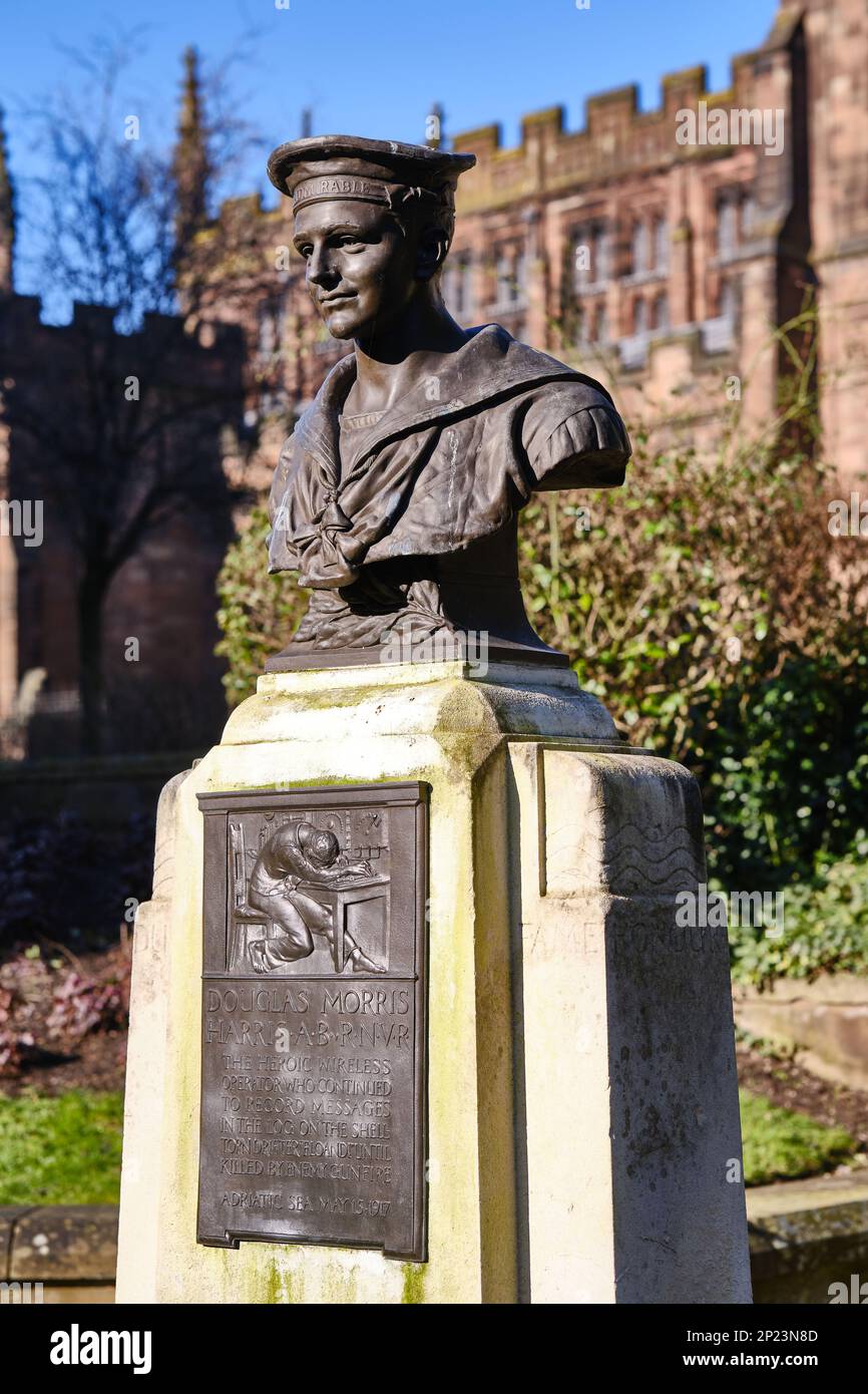 Statue zum Gedenken an Douglas Morris Harris vor der Peterskirche im Stadtzentrum von Wolverhampton Stockfoto