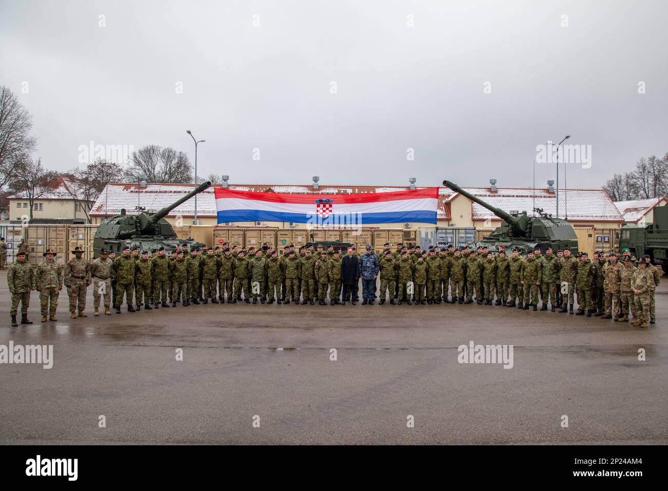 USA Soldaten der NATO-Gefechtsgruppe für verstärkte Präsenz in der vordersten Reihe Polen, die dem 3. Bataillon, dem 8. Kavallerie-Regiment, dem 3. Bewaffneten Brigaden-Kampfteam, der 1. Kavallerie-Division (3-1 ABCT), operativ kontrolliert wird von der 1. Infanterie-Division (1 ID), zusammen mit kroatischen Soldaten, die dem 10. kroatischen Kontingent Thunder zugewiesen sind, Und das 11. kroatische Kontingent, Panzer Battery, posieren für ein Gruppenfoto während der Übergabe, übernehmen Zeremonie in Bemowo Piskie, Polen, 24. Januar 2023. Die kroatische Armee arbeitet stolz an der Seite des 1 ID, der NATO-Verbündeten und der regionalen Sicherheitspartner, um für den Kampf zu sorgen Stockfoto