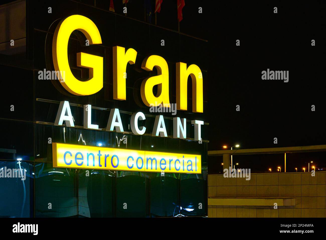 Gran Alacant, Spanien - 14. Juli 2022: Beleuchtetes Schild des Handelszentrums von Gran Alacant. Stockfoto