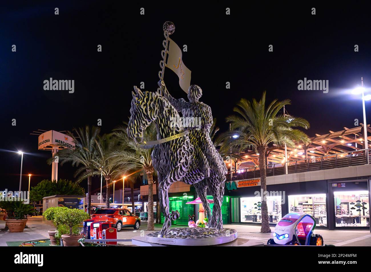 Gran Alacant, Spanien - 14. Juli 2022: Eine Metallic-Skulptur eines Mannes in einem Pferd, die sich nachts auf dem hauptplatz befindet Stockfoto