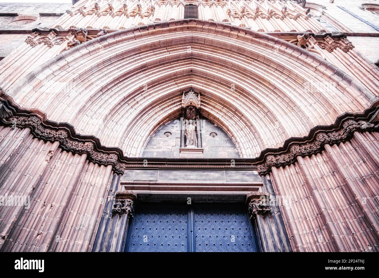 Eingangstür zur Kathedrale, Gotisches Viertel, Barcelona, Spanien Stockfoto