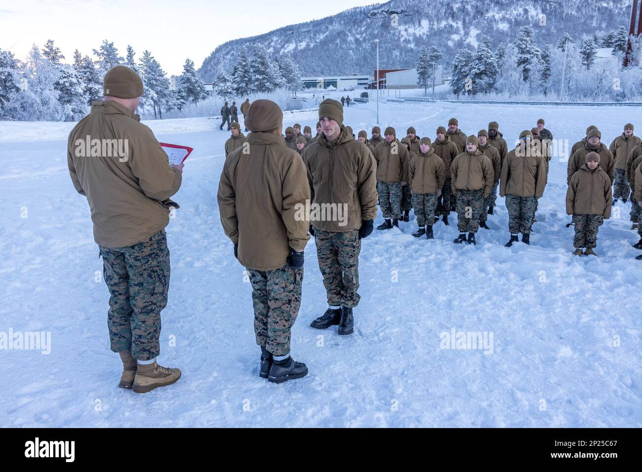 USA Marines mit Combat Logistics Battalion 2, Combat Logistics Regiment 2, 2. Marine Logistics Group, stehen während einer verdienstvollen Beförderung in Setermoen, Norwegen, am 2. Februar 2023 zur Verfügung. Sergeant Brett Goodson wurde von 2. MLG verdienstvoll in den Rang des Sergeant befördert, nachdem er sich unter seinen Kollegen hervorgetan und seine Aufgaben außergewöhnlich erfüllt hatte. Stockfoto