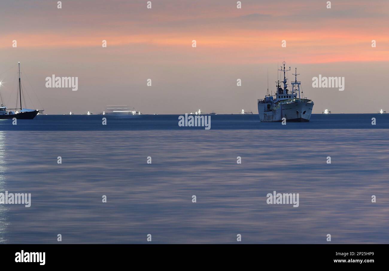 Pink Sunset Manila Bay, Philippinen: Ausbildungsschiff Admiral Tomas Cloma, Philippine Maritime Institute, Ausbildung von Seeleuten der Handelsmarine Stockfoto