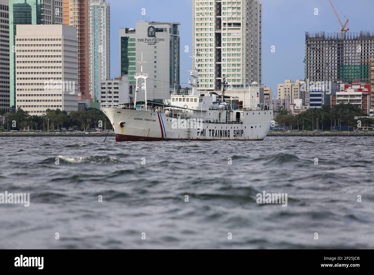 Ausbildungsschiff Admiral Tomas Cloma vor Anker in Manila Bay, Philippinen, Philippines Maritime Institute, Ausbildungszeugnis für Seeleute der Handelsmarine Stockfoto