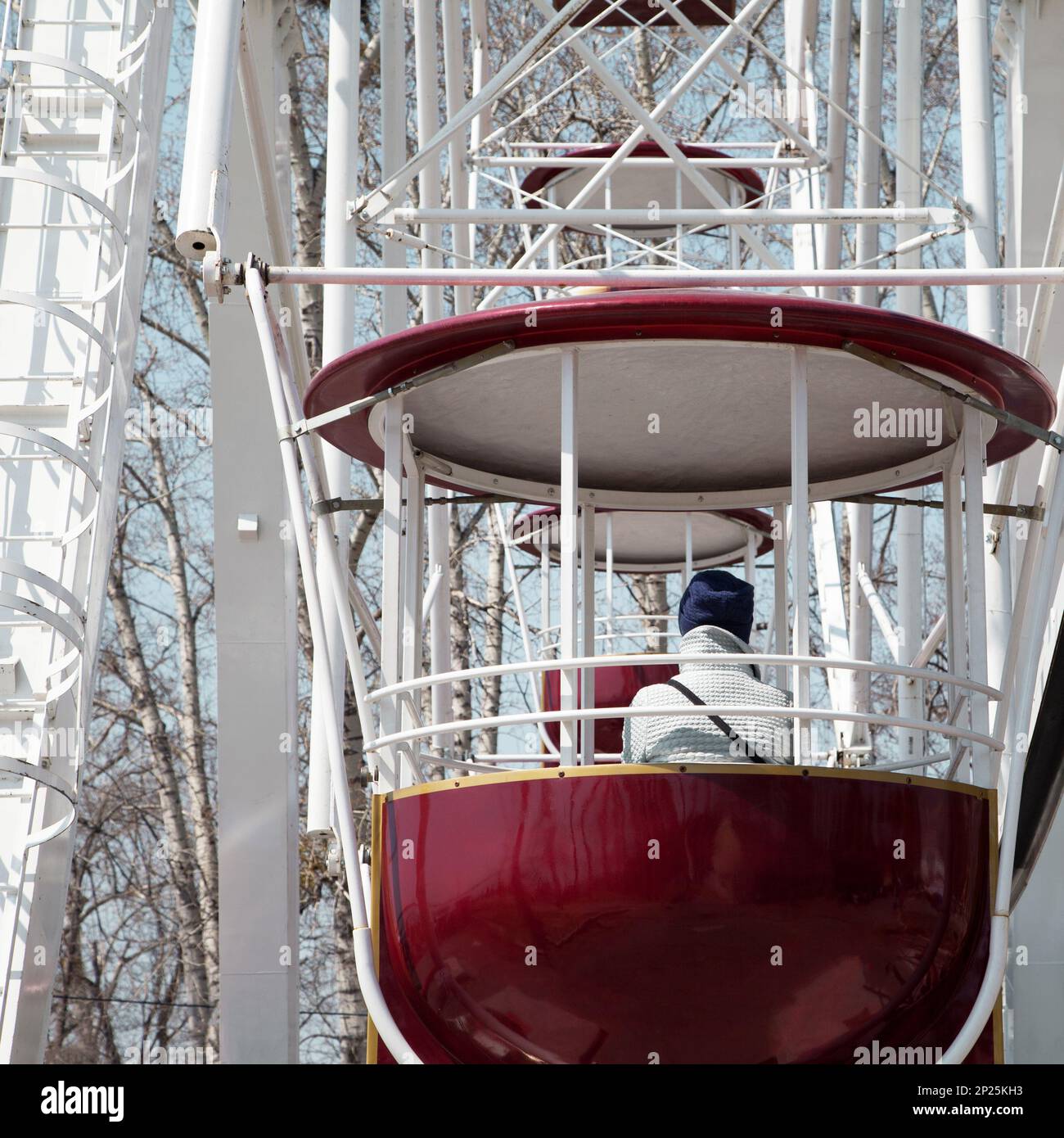 Trauriges Mädchen auf einem Riesenrad im Freizeitpark, kalten Winter-Depression. Frau auf Beobachtung Rad Kabine Fahrt Nahaufnahme auf Messe Stockfoto