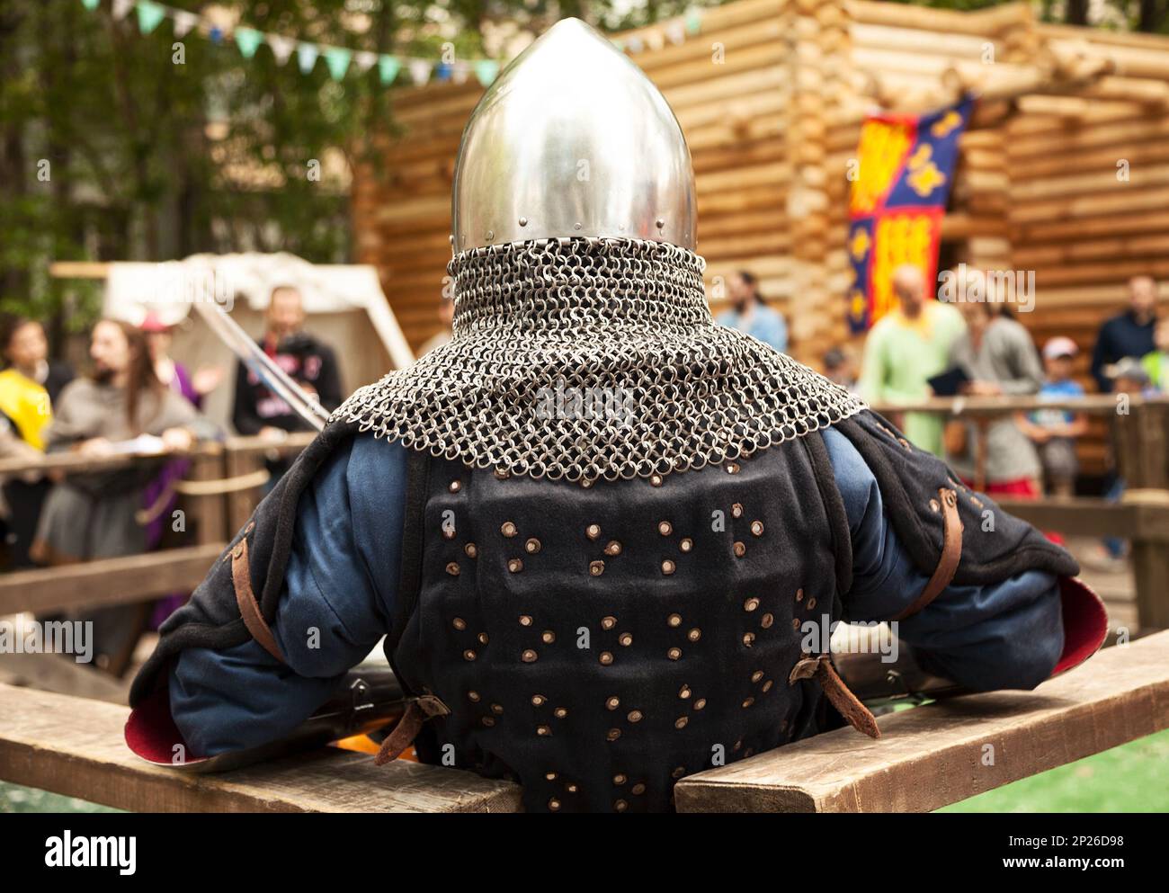 Mittelalter Kostümen am Ritterturnier. Mittelalterliche historisches Reenactment - ein Mann mit Metall Helm mit Aventail Rückansicht Stockfoto