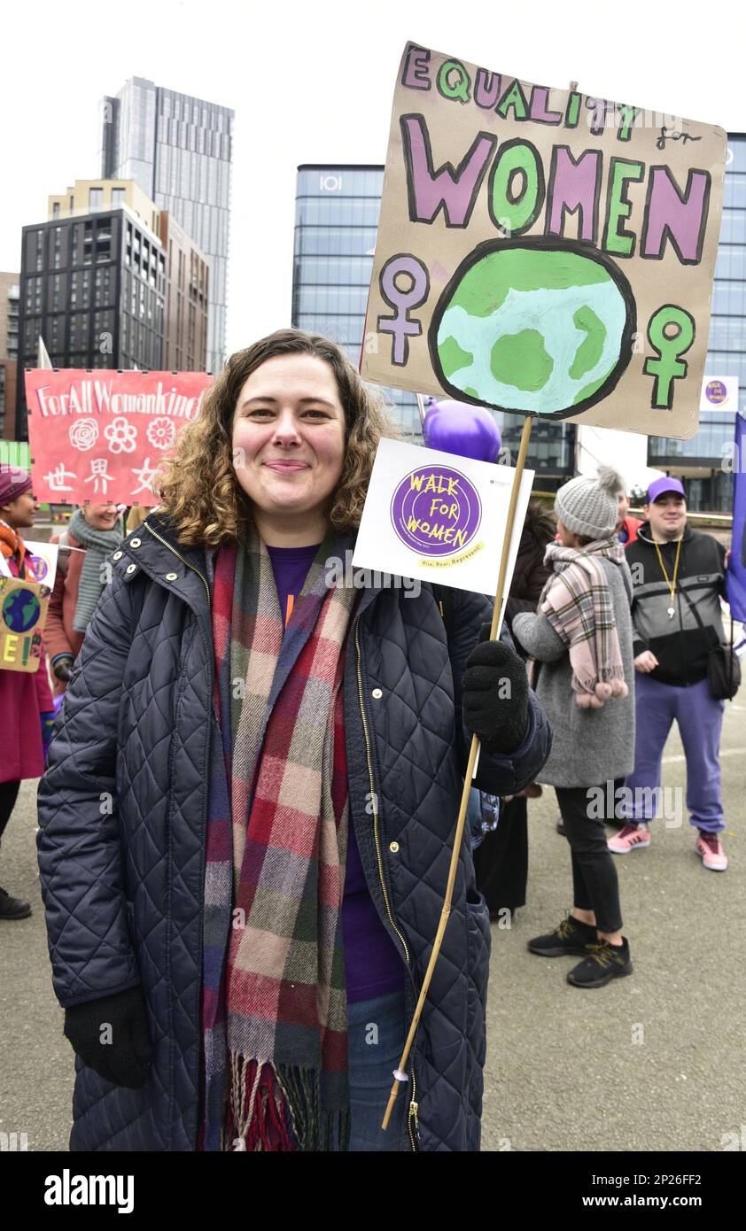 Manchester, Großbritannien, 4. März 2023. Walk for Women feiert den bevorstehenden Internationalen Frauentag 2023 in Manchester, Vereinigtes Königreich. Im Mittelpunkt des diesjährigen globalen Themas „Embbrace Equity“ steht die Frage, wie Menschen eine Welt schaffen können, die alle einbezieht. Diese Veranstaltung wird vom Stadtrat von Manchester organisiert und ist Teil der Feierlichkeiten zum Internationalen Frauentag in Manchester, die im März in der ganzen Stadt stattfinden werden. Dies ist das sechste Jahr, in dem der Rat den "Walk for Women" veranstaltet. Der internationale Frauentag, der weltweit gefeiert wird, findet am Mittwoch, den 8. März statt. Kredit: Terry Waller/Alamy Live News Stockfoto