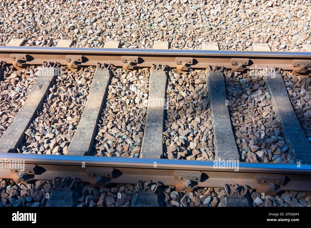 Sankt Goar: Eisenbahnstrecke mit Bahnstegdämpfern gegen Baulärm und Quietschgeräusche in Rheintal, Rheinland-Pfalz, Rheinland-Pfalz, Stockfoto