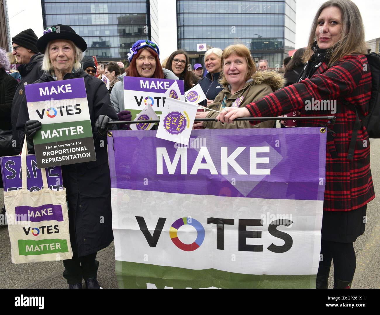 Manchester, Großbritannien, 4. März 2023. Walk for Women feiert den bevorstehenden Internationalen Frauentag 2023 in Manchester, Vereinigtes Königreich. Im Mittelpunkt des diesjährigen globalen Themas „Embbrace Equity“ steht die Frage, wie Menschen eine Welt schaffen können, die alle einbezieht. Diese Veranstaltung wird vom Stadtrat von Manchester organisiert und ist Teil der Feierlichkeiten zum Internationalen Frauentag in Manchester, die im März in der ganzen Stadt stattfinden werden. Dies ist das sechste Jahr, in dem der Rat den "Walk for Women" veranstaltet. Der internationale Frauentag, der weltweit gefeiert wird, findet am Mittwoch, den 8. März statt. Kredit: Terry Waller/Alamy Live News Stockfoto