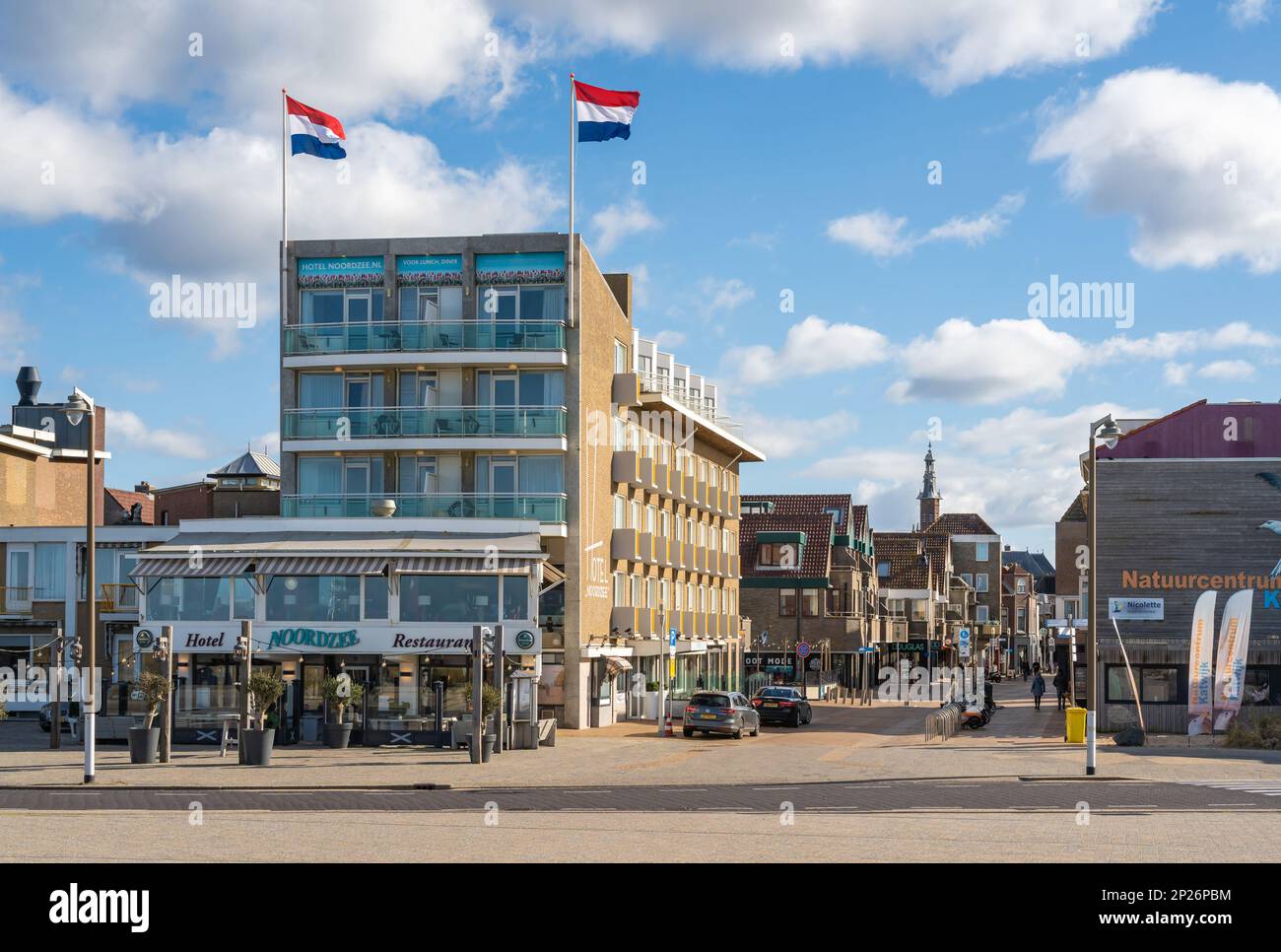 Katwijk aan Zee, Niederlande, 26.02.2023, Boulevard in der Nähe des Strandes im Badeort Katwijk aan Zee Stockfoto