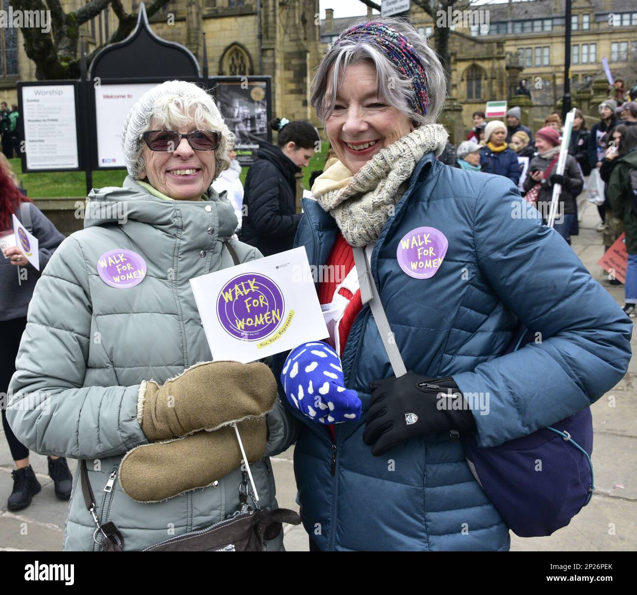 Manchester, Großbritannien, 4. März 2023. Walk for Women feiert den bevorstehenden Internationalen Frauentag 2023 in Manchester, Vereinigtes Königreich. Im Mittelpunkt des diesjährigen globalen Themas „Embbrace Equity“ steht die Frage, wie Menschen eine Welt schaffen können, die alle einbezieht. Diese Veranstaltung wird vom Stadtrat von Manchester organisiert und ist Teil der Feierlichkeiten zum Internationalen Frauentag in Manchester, die im März in der ganzen Stadt stattfinden werden. Dies ist das sechste Jahr, in dem der Rat den "Walk for Women" veranstaltet. Der internationale Frauentag, der weltweit gefeiert wird, findet am Mittwoch, den 8. März statt. Kredit: Terry Waller/Alamy Live News Stockfoto