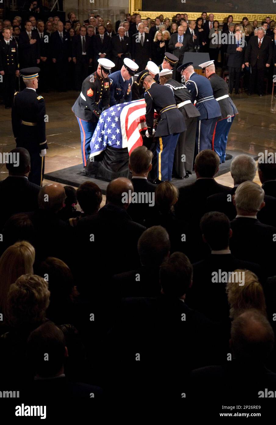 The military honor guard carries former President Gerald Ford's coffin into the Rotunda of the U.S. Capitol during the state funeral for Ford in Washington on Saturday evening, Dec. 30, 2006. (CQ Roll Call via AP Images) Stockfoto