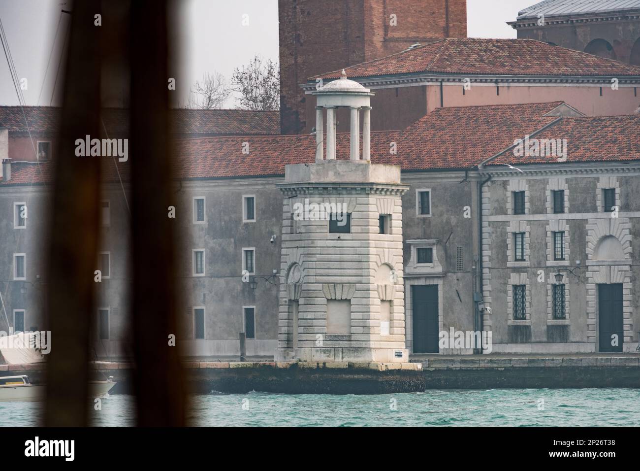 Abtei San Giorgio Maggiore. Palladios weiße Kirche mit Nebel. Gelegen auf einer Insel und voller Kunstwerke, mit Blick auf Venedig vom Glockenturm Stockfoto