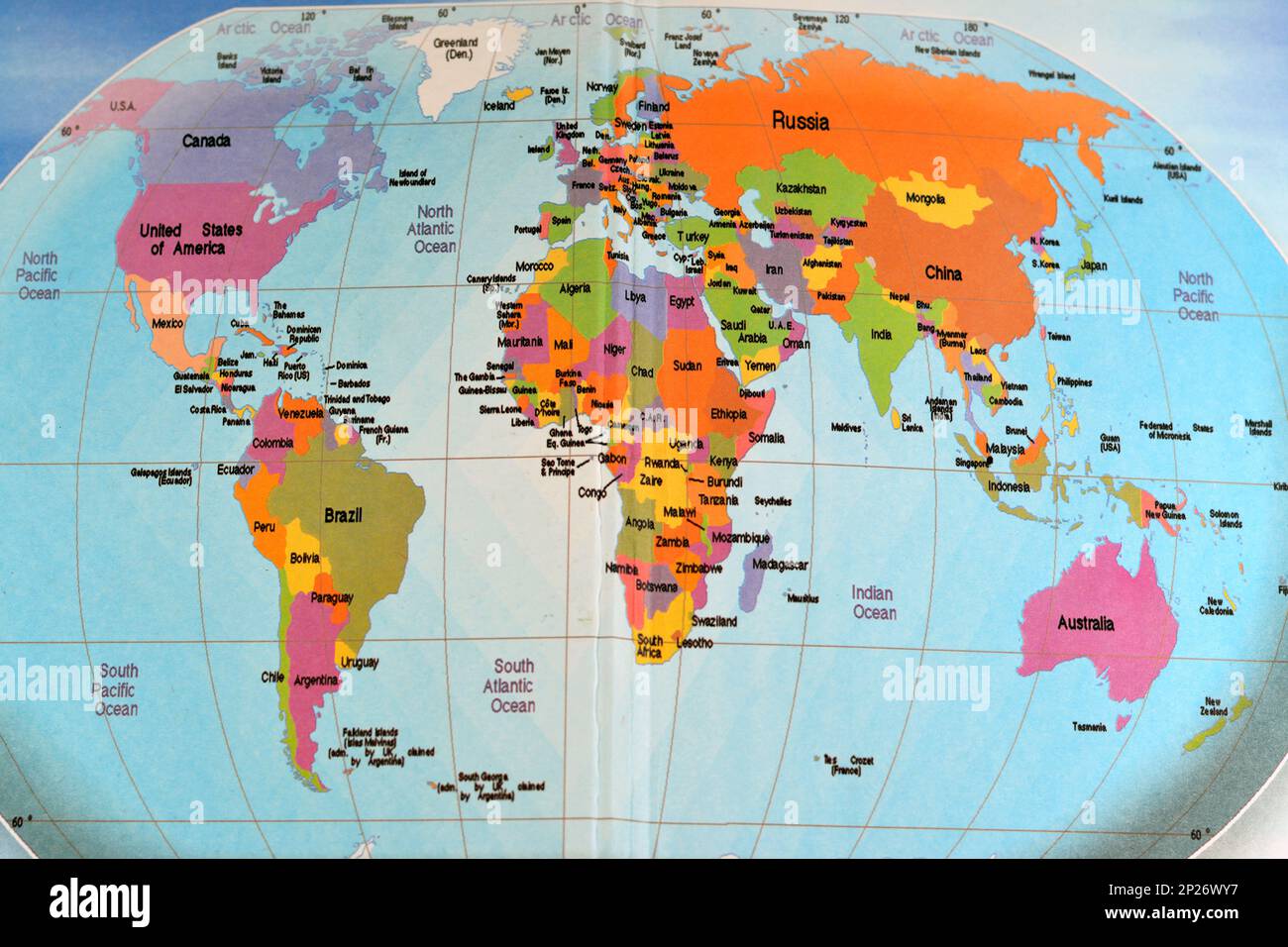 Farbenfrohe Weltkarte mit allen Kontinenten Afrika, Europa, Asien, Nordamerika, Südamerika, Australien und Antarktis mit Atlantik und Indischem Ozean an Stockfoto