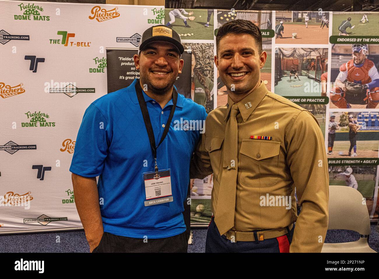 USA Marinekorps-Kapitän Steven Arango, stellvertretender Stabschef mit Training and Education Command, posiert für ein Foto mit dem Yankee-Pitcher Jose Trevino während der 2023 American Baseball Coaching Association (ABCA) Convention in Nashville, Tennessee, am 5. Januar 2023. Die Partnerschaft zwischen Marines und ABCA bietet die Möglichkeit, neue Beziehungen zu den ABCA-Trainern aufzubauen, um Vertrauen zu schaffen und einen größeren Pool von Fürsprechern zu schaffen, die talentierte junge Männer und Frauen erreichen. Das Marine Corps engagiert sich dafür, talentierte Männer und Frauen zu gewinnen, zu betreuen und zu halten, die eine Vielfalt an Hintergründen mit sich bringen Stockfoto